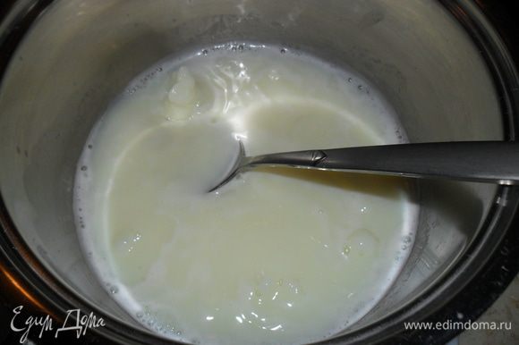 В 1/2 стакана молока разводим крахмал, ложки берем с горкой. Остальное молоко ставим на огонь.