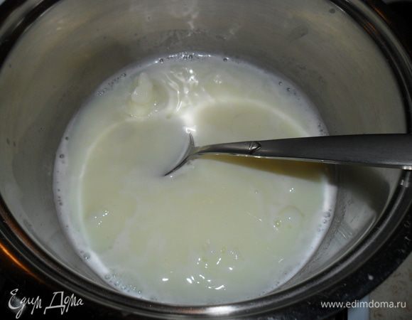В 1/2 стакана молока разводим крахмал, ложки берем с горкой. Остальное молоко ставим на огонь.