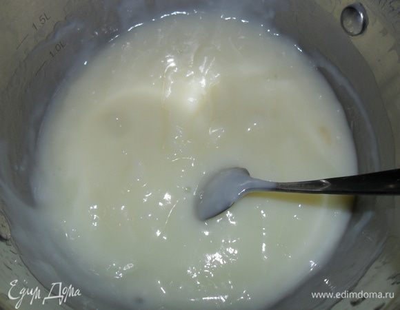Как молоко закипит, вливаем крахмал и варим до загустения (2-3 минуты).