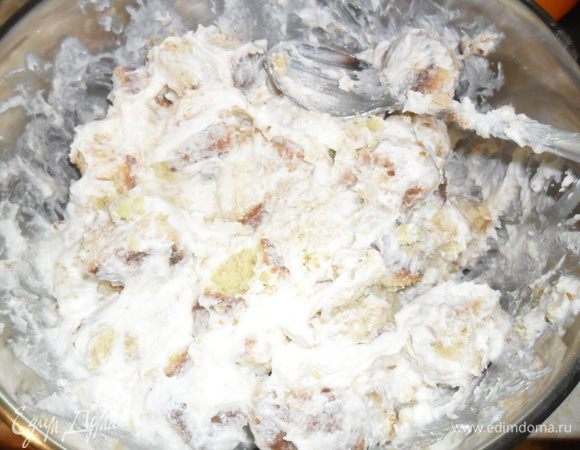 Кусочки выложить в крем и перемешать.