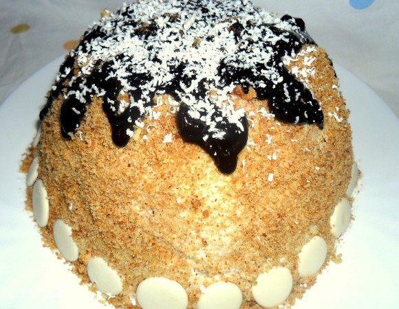 Вынуть, перевернуть на блюдо и снять пленку. Посыпать крошкой и украсить по желанию. Я чуть полила растопленным шоколадом.