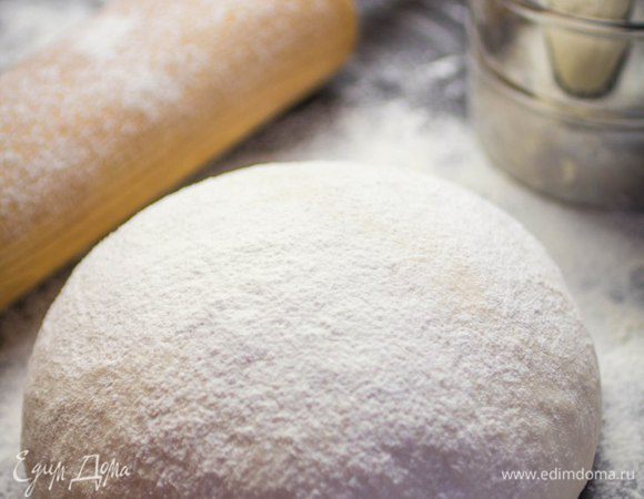 Сложить тесто в шар, накрыть полотенцем и оставить на 30 минут.