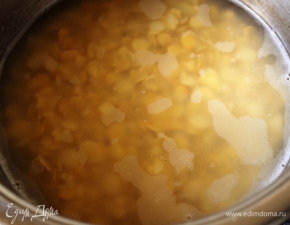 Заливаем 4 стаканами кипятка и варим минут 7 на среднем огне, периодически помешивая, чтобы не пригорело.