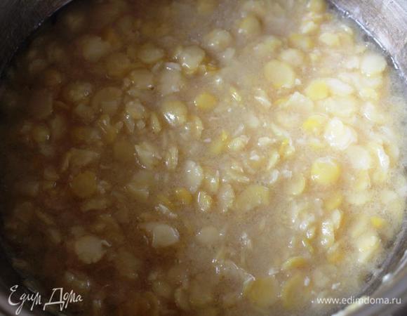 Вливаем растительное масло, перемешиваем и прогреваем еще буквально минуту.