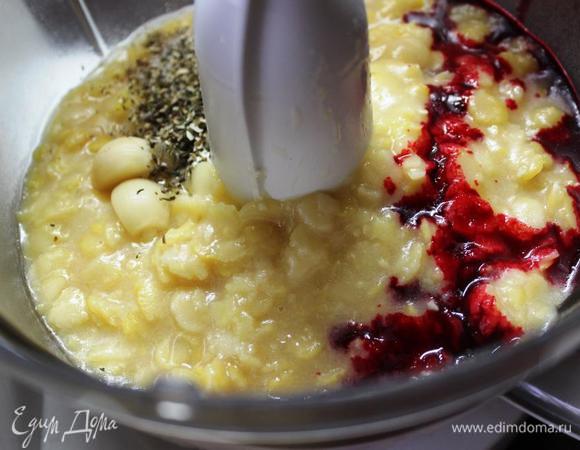 Горячую массу с чесноком (если чеснок острый, кладите его меньше), свекольным соком для цвета (у меня 1 ст.л.) и специями измельчаем до однородного состояния при помощи кухонной техники.