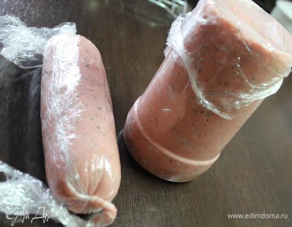 И выкладываем в формы. Это может быть большой пластиковый стакан, бутылка со срезанным горлом, либо подходящая силиконовая форма. А можно просто остывшую массу завернуть в пищевую пленку и руками придать форму колбасы. Накрываем верх пленкой и ставим в холод до полного застывания. Время будет зависеть от размера. Я как-то делала тонкие колбаски, типа сосисок, и им хватило пары часов. Таким формам, как на фото, понадобилось часа 4.