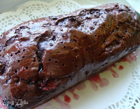 В сироп (у меня получилось 250 мл), отлив от него половину, добавляем коньяк. Щедро поливаем сиропом кекс, стараясь попасть в дырочки.