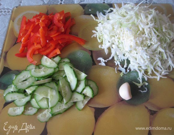 Приготовить овощи: мелко нашинковать капусту, огурец нарезать полукольцами, перец тонкими полосками.
