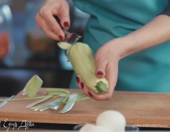 Кабачок почистить и натереть на крупной тёрке.  


