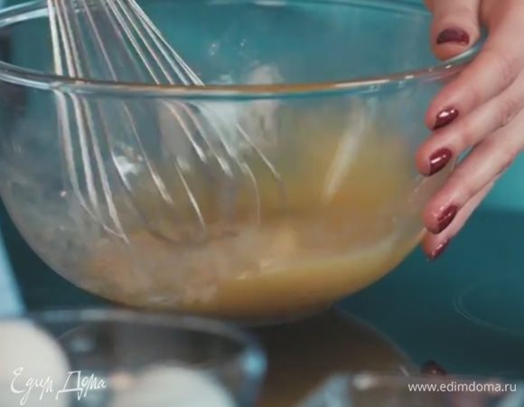 В миске взбить три яйца.

