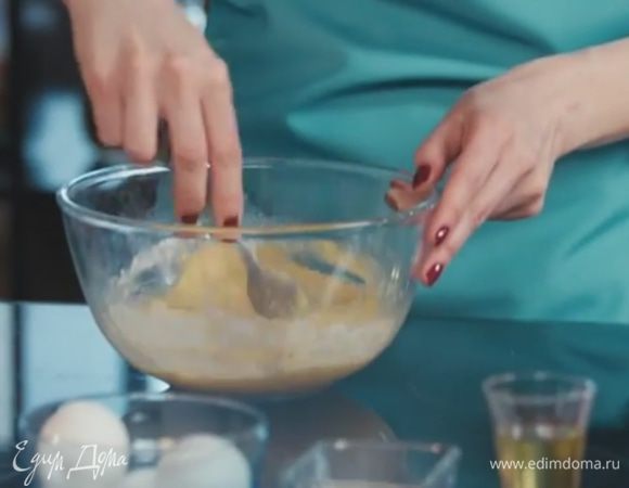 Добавить к яйцам кабачок и муку, перемешать. 