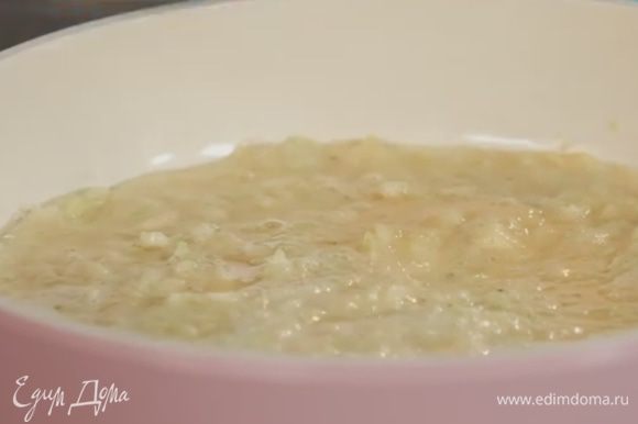 На разогретую сковороду, сдобренную растительным маслом, выложить омлет. Когда омлет немного схватится, накрыть его крышкой.