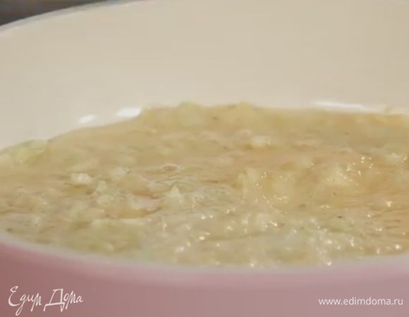 На разогретую сковороду, сдобренную растительным маслом, выложить омлет. Когда омлет немного схватится, накрыть его крышкой. 