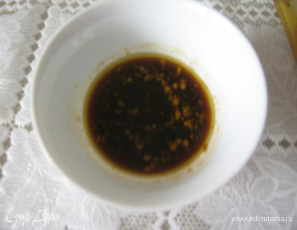  Для соуса смешать все ингредиенты с мелко порезанным чесноком (можно воспользоваться чеснодавкой)