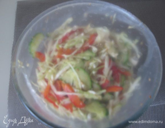 Овощи переложить в салатник, залить соусом, накрыть пленкой и убрать в холодильник на 1 час.