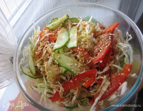 Салат достать из холодильника, присыпать кунжутом.