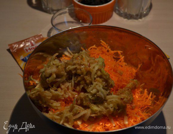 В миске смешать морковку и яблоко. Перемешать.