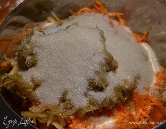 Туда же сахар (я брала меньше стакана), соль и растительное масло.