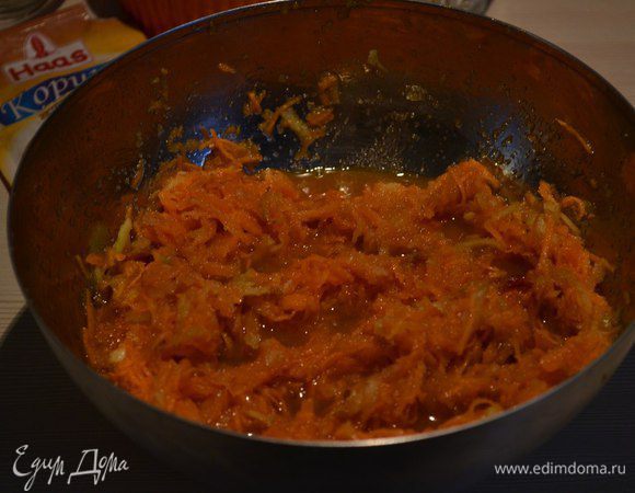 Перемешать и оставить на минутки 2-3, чтобы морковка отдала сок.