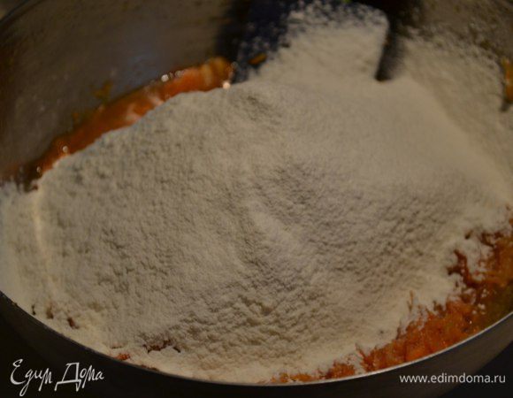 Добавим теперь муку и разрыхлитель.