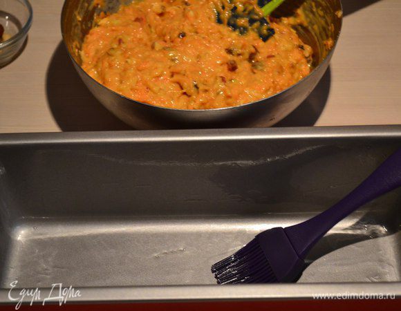 Смазать формочку растительным маслом.