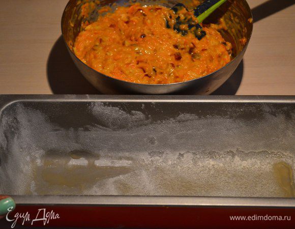 Присыпать мукой.