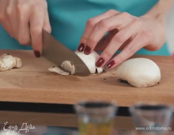 Порезать шампиньоны мелкими кубиками.