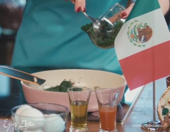 Шпинат перемолоть в блендере. Поджарить грибы и шпинат.