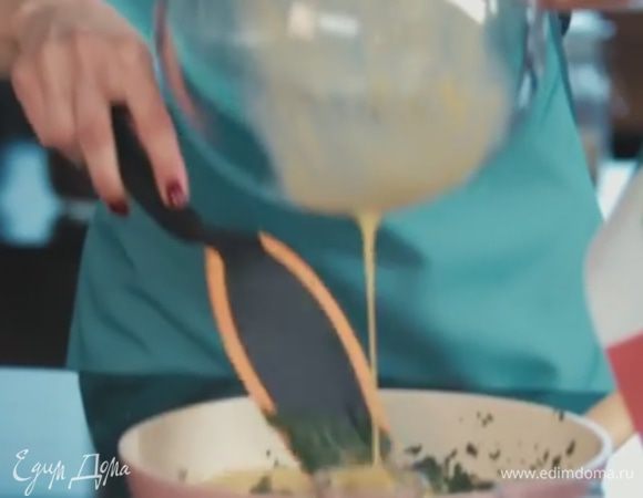 Взбить яйца в отдельной миске. Вылить их в сковороду и перемешать.