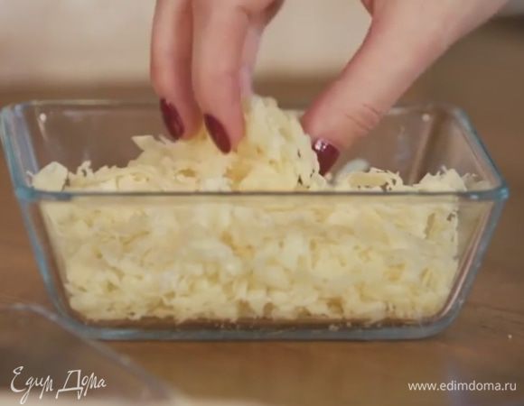 Сыр натереть на крупной тёрке. Присыпать тортилью.