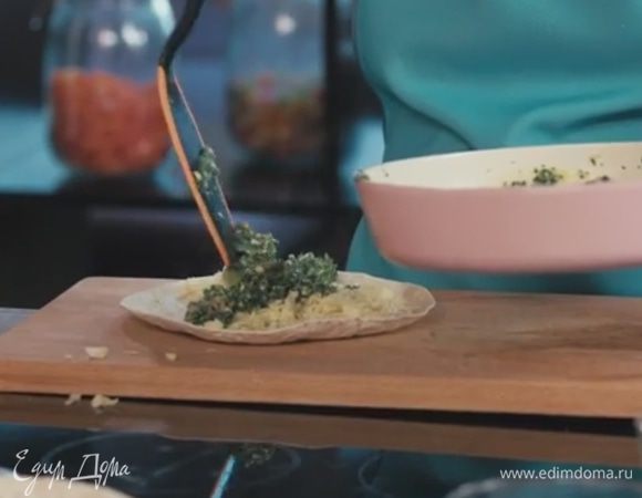 Выложить на тортилью начинку. Приправить соусом табаско по вкусу. Завернуть.