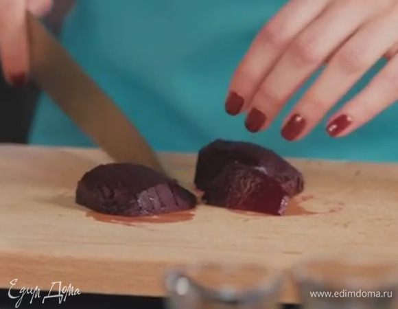 Нарезать свеклу полукольцами. В это время отварить макароны. 