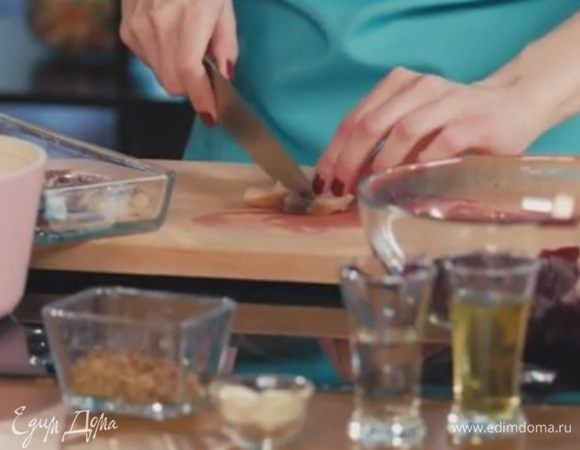 Нарезать копчёную скумбрию небольшими кусочками.