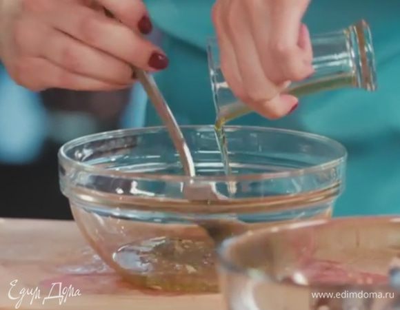 Смешать дижонскую горчицу с мелкопорубленным зубчиком чеснока, оливковым маслом и уксусом. 