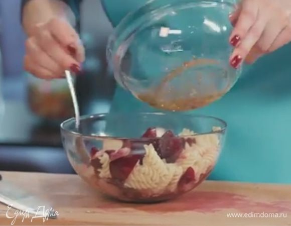 Макароны добавить к салату, перемешать. Заправить соусом. 