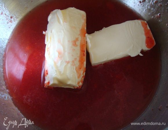 Пюре, маргарин и воду (молоко) помещаем в жаропрочную посуду. Нагреваем до растворения маргарина, помешивая, доводим до кипения. В кипящую смесь медленно вводим просеянную муку. Смесь интенсивно помешиваем до исчезновения комков (1-2 мин)