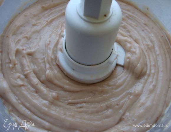 Помещаем тесто в комбайн (или в ручную, тренируем мышцы рук и спины), добавляя яйца по одному. У меня ушло 4 категории с1. Тесто получается, как густая сметана. Помещаем тесто в корнетик и отсаживаем на пергаментную бумагу.