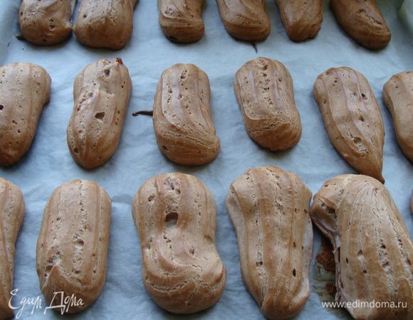 Выпекаем в разогретой до 200 гр. духовке около 30-40 минут. Нежно коричнивые пирожные получаются.