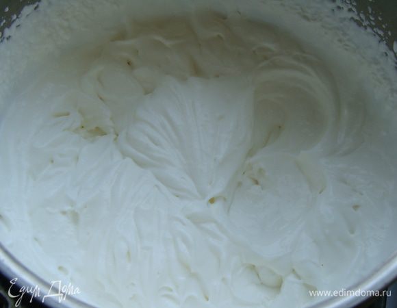 Сливки взбиваем миксером. Желатин замачиваем водой.