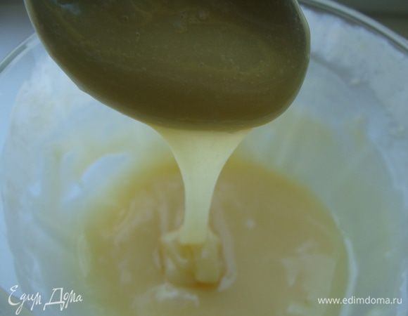 Шоколад и сливки нагреваем, размешивая и сразу смазываем поверхность эклеров, посыпаем миндалем.