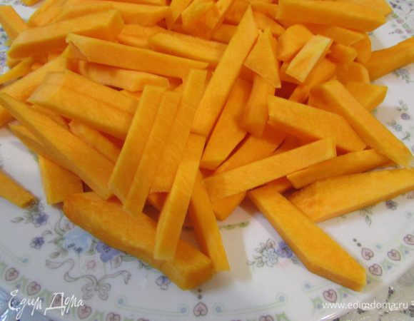 Тыкву помыть, обсушить, освободить от кожуры и семян. Нарезать тонкими брусочками.  