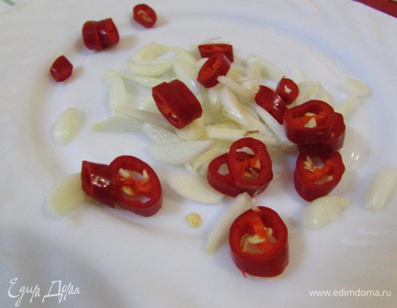 Чеснок порезать тонкими пластинками, горький перчик колечками.