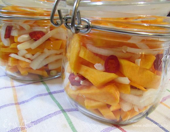 Подготовленные овощи слоями уложить в баночки.