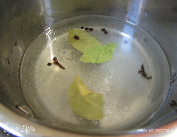 Приготовить маринад. В сотейник налить воду, поставить на огонь и довести до кипения. Добавить специи, соль, сахар и уксус. Убавить огонь и дать покипеть 4-5 минут. Влить масло, дать вновь закипеть.