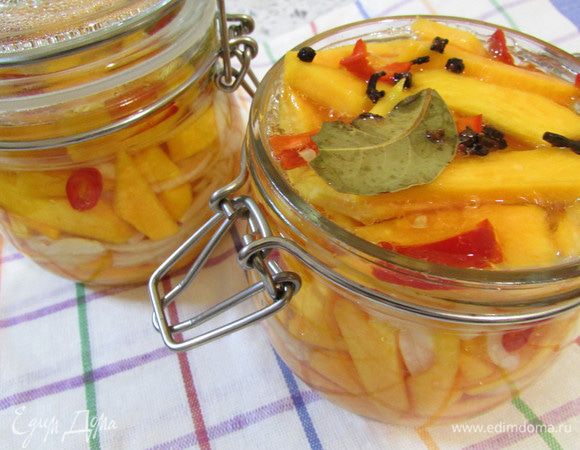 Залить горячим маринадом овощи. Банки закрыть крышкой и остудить. Отправить на несколько часов в холодильник (у меня на ночь).