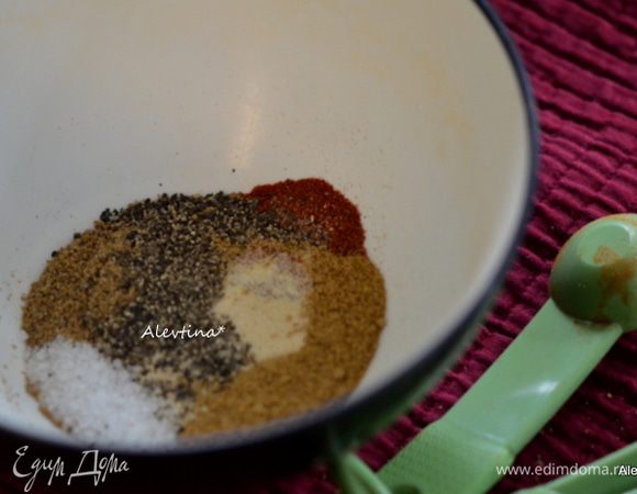 Смешать сухие специи: сухая горчица, сухой лук в гранулах 1 ч.л, паприка, морская соль, сухой чеснок в гранулах или в порошке, молотый кориандр, молотый тмин, черный перец в емкости.

