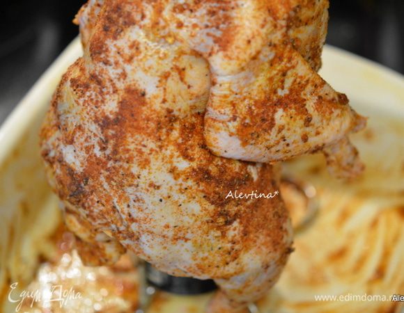 Отлить пиво чуть в блюдо или противень, где будете готовить. Насадить курицу на пивную банку, смазать маслом и обсыпать сухой смесью специй внутри курицы и снаружи. Поставить в духовку, разогретую на 180С на 90 мин. Или готовим на гриле на небольшом огне. Проверять специальным термометром 76 градусов у грудки и остальной части - 82 градуса при готовом виде.
