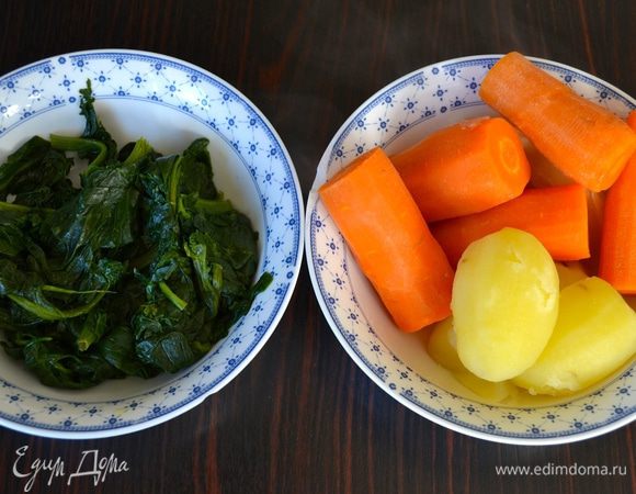 Заранее подготовить овощи; отварить морковь и картофель, очистить. Шпинат потушить до готовности. 