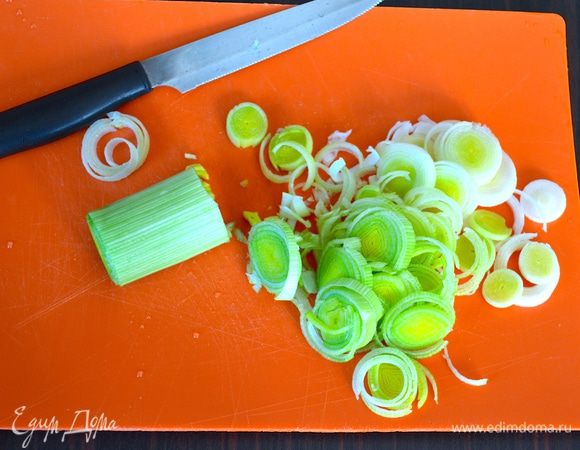 Нарезать лук-порей.