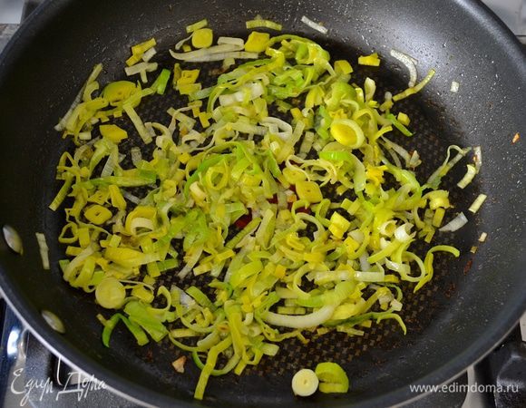 В сковороде разогреть оливковое масло (1 ст.л.) и обжарить лук до мягкости.